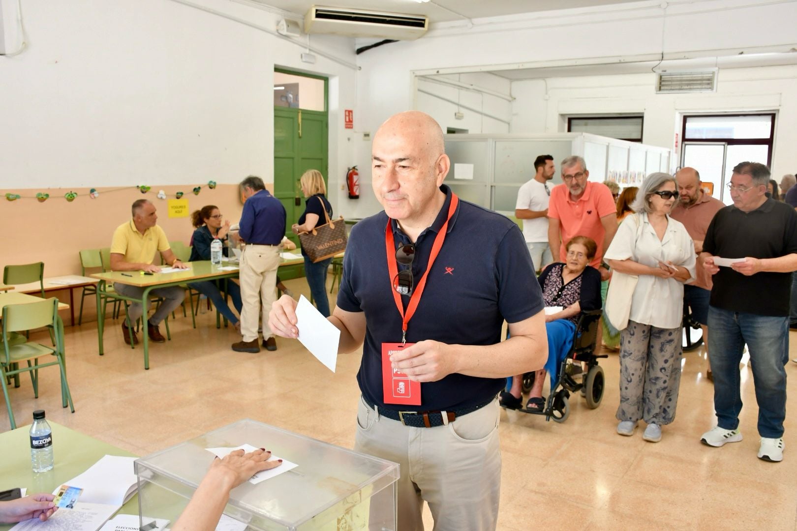 El secretario general del PSPV-PSOE en la provincia de Alicante, Alejandro Soler, vota en Elche