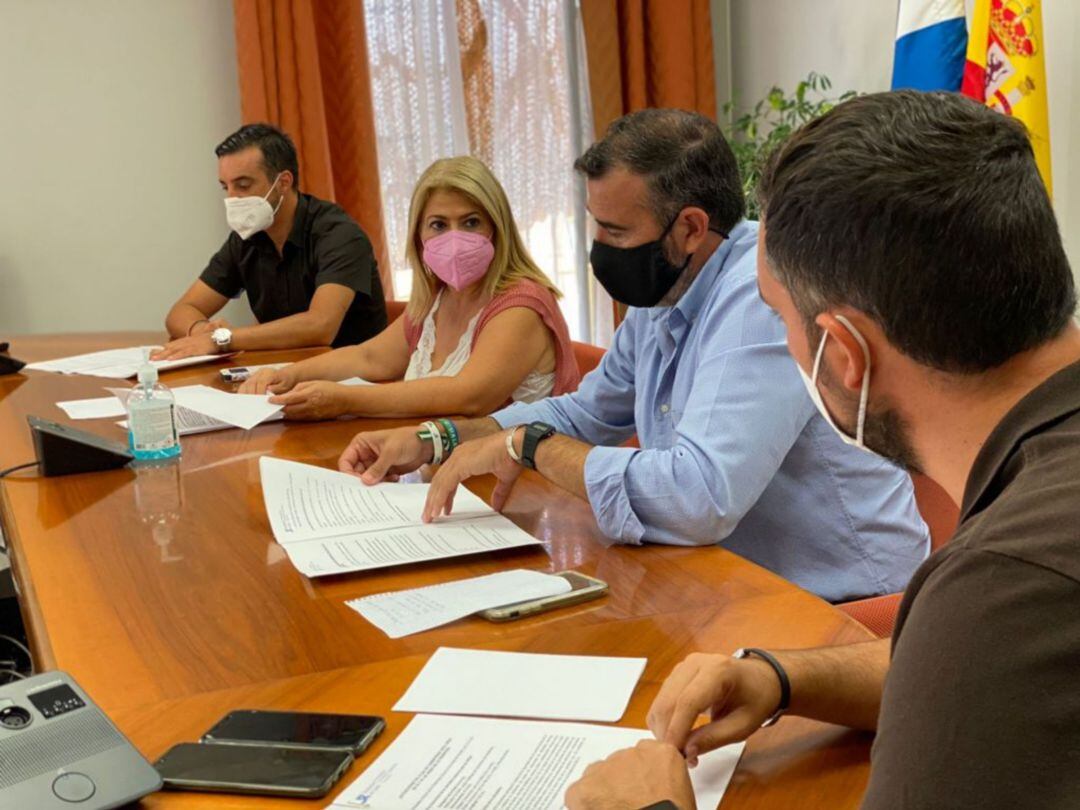 Imagen de la reunión en el Ayuntamiento con Javier Pizarro