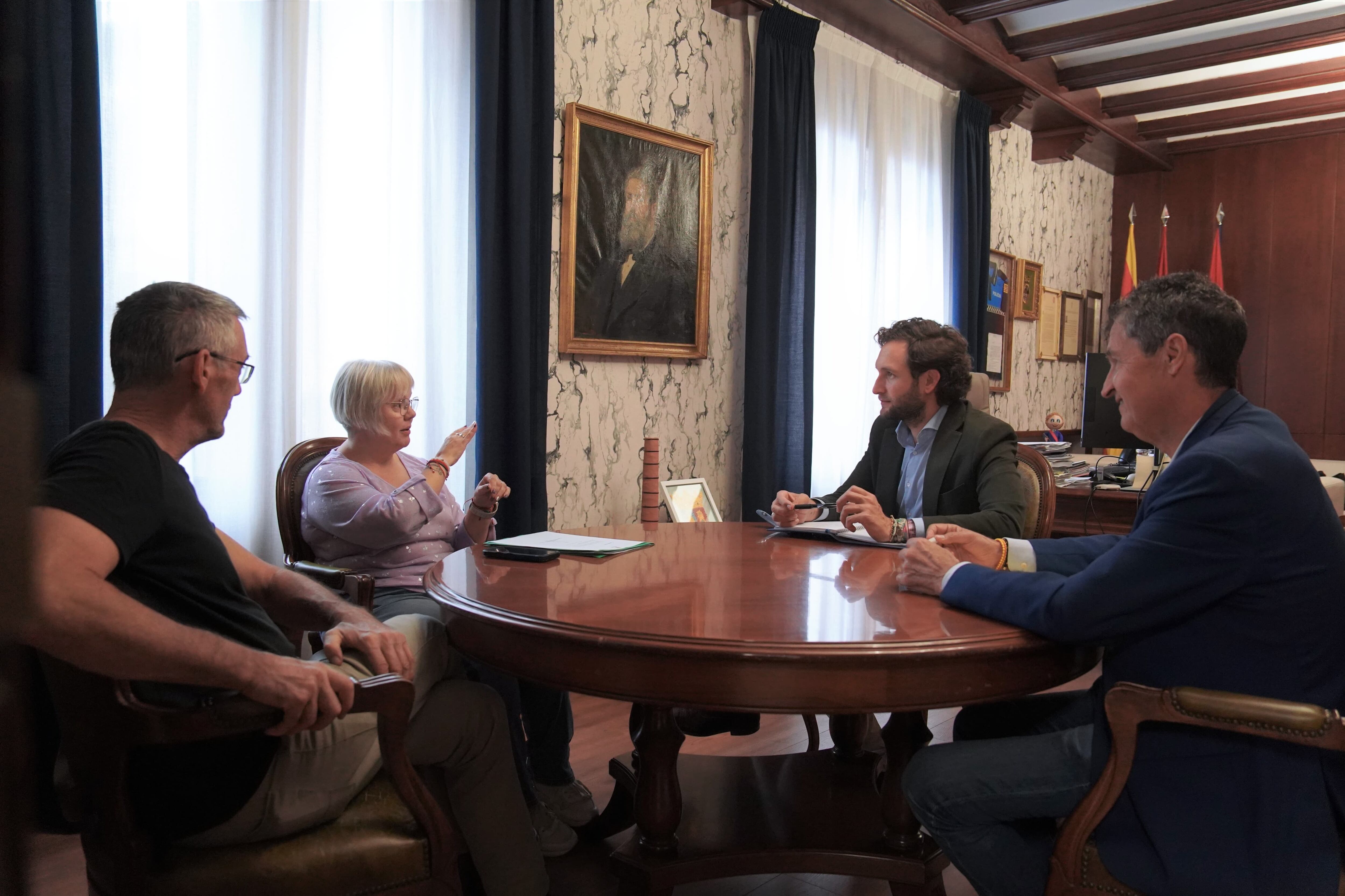 Isaac Claver y Antonio Romero con el movimiento vecinal para la mejora de la carretera Albalate-Esplús