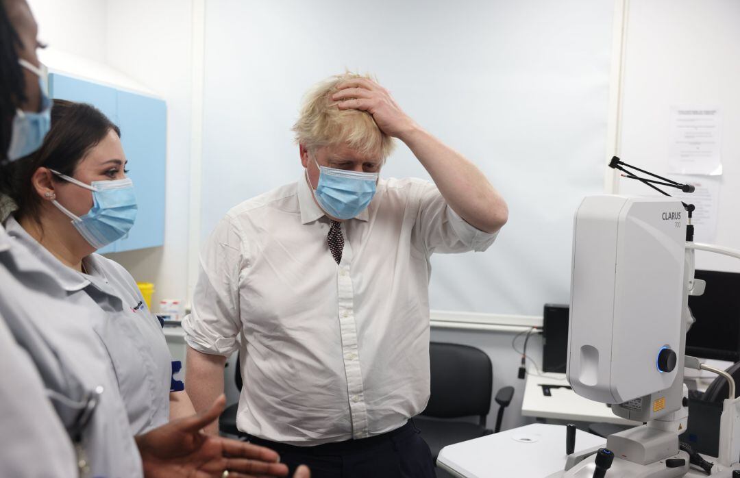 Boris Johnson durante la visita a un hospital este martes 18 de enero