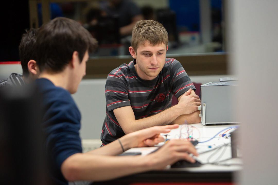 Estudiantes en la Universidad Pública de Navarra.