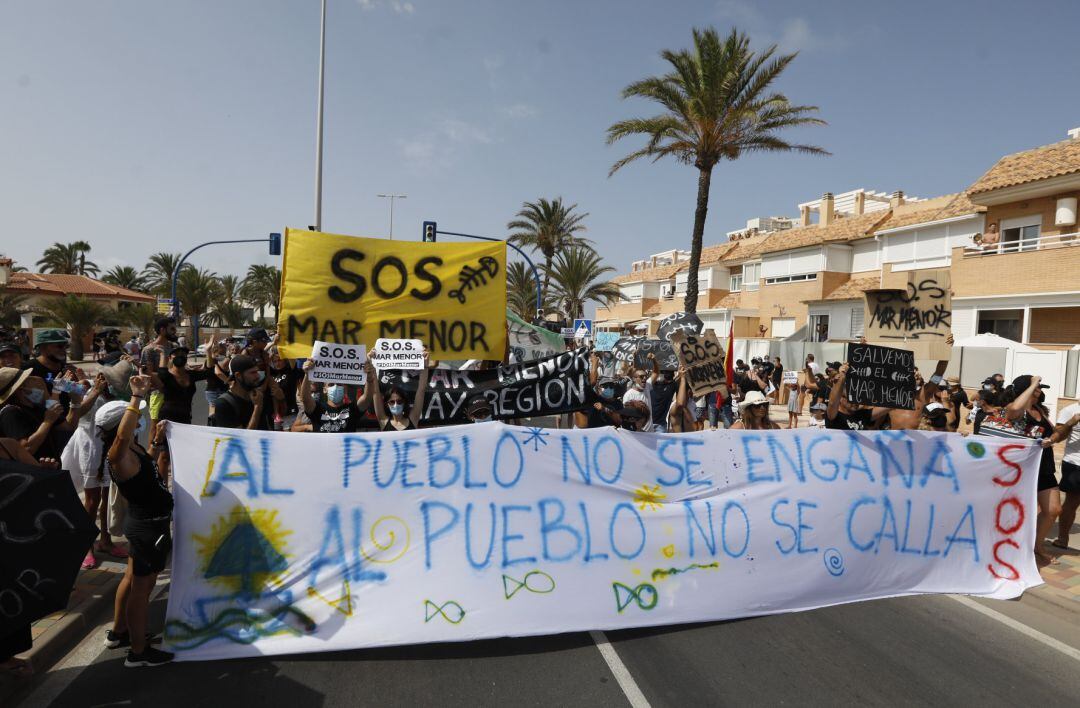 Varias personas participan en una protesta en defensa del Mar Menor en La Manga, Región de Murcia (España). 