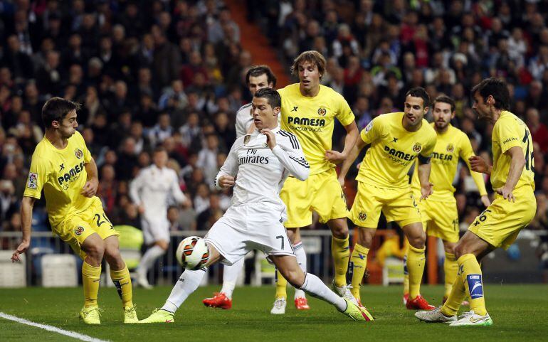 Cristiano Ronaldo pelea un balón ante la defensa del Villarreal.