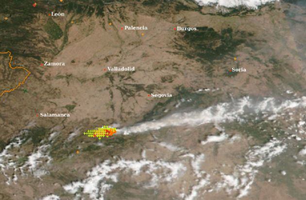 Imagen satelital del perimetro del incendio y del humo que se extedía este sábado en dirección este