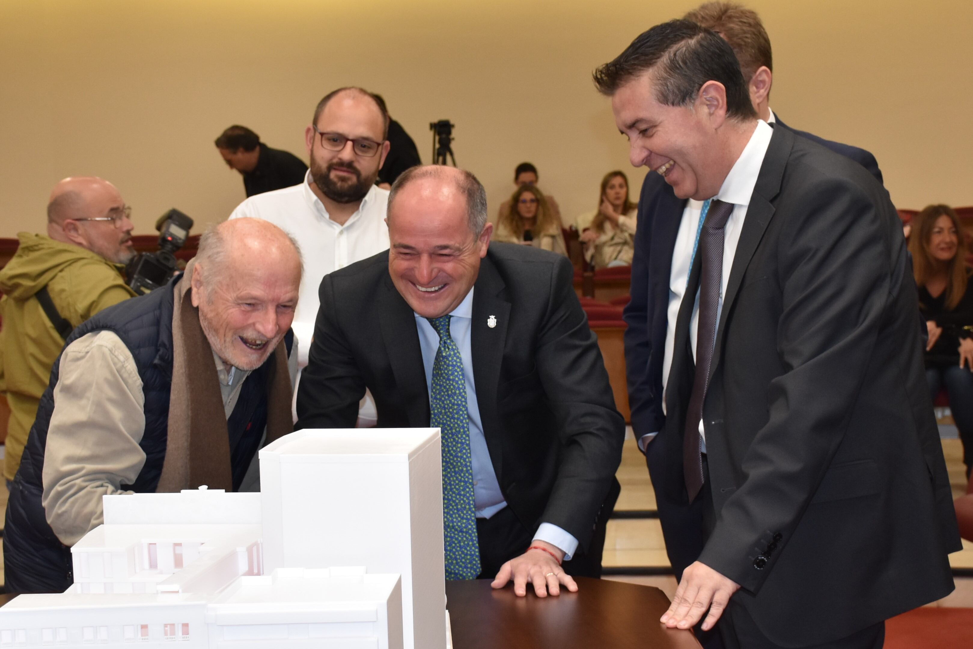 El pintor Antonio López, el alcalde Emilio Sáez y el presidente de la Diputación Santiago Cabañero observan la maqueta del edificio del Banco de España como futura sede del museo