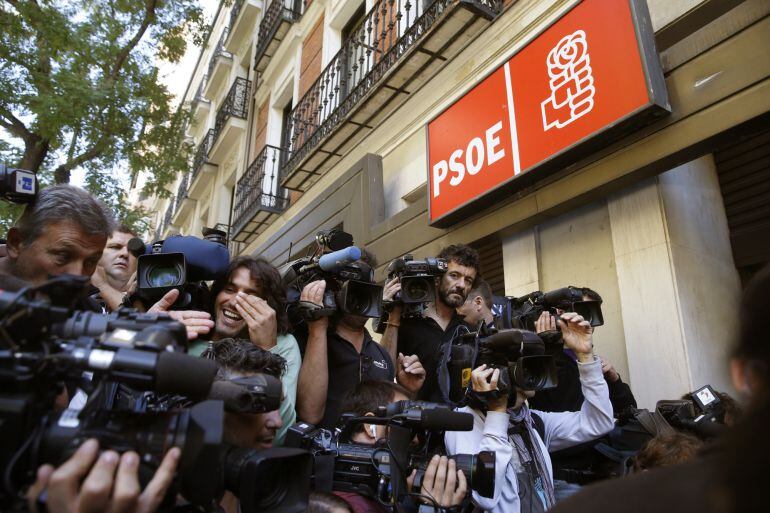 Numerosos periodistas a la entrada de la sede del PSOE en Ferraz 