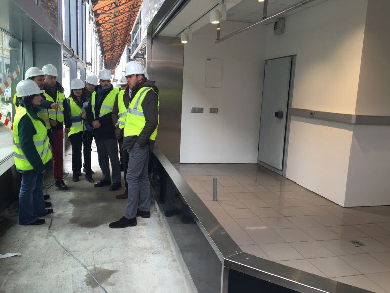 El alcalde comprueba uno de los puestos que serán licitados