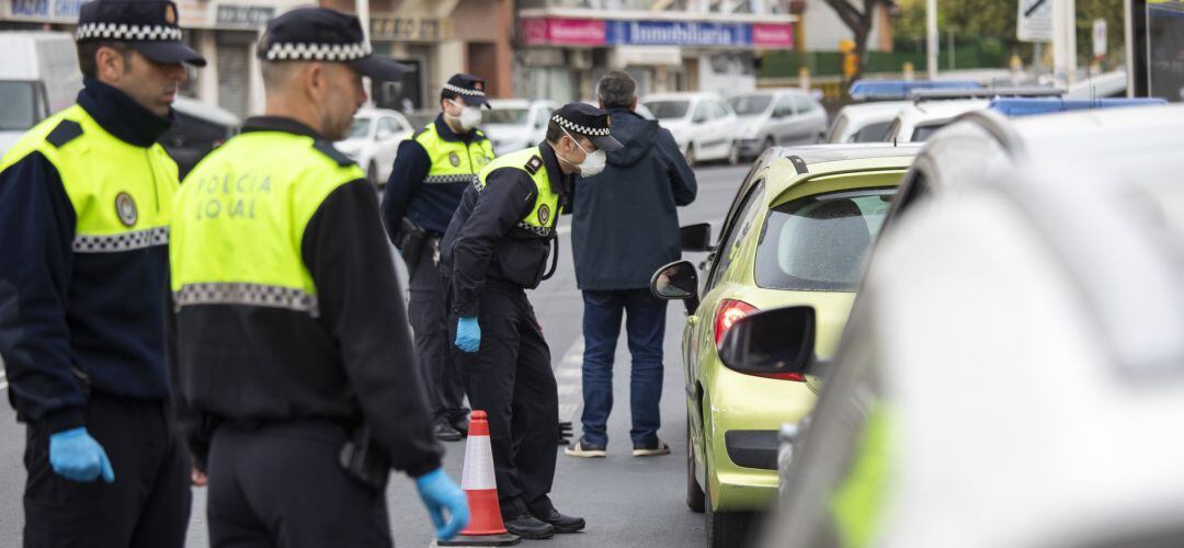 Policía Local realiza controles a conductores.