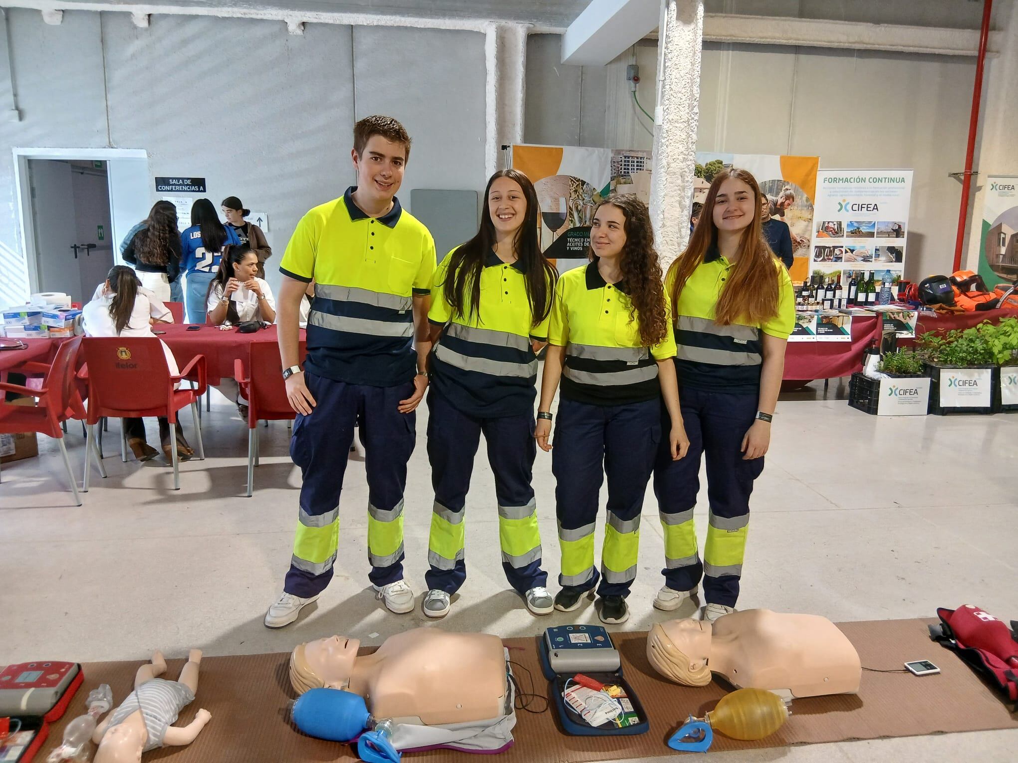 Estudiantes del ciclo de Emergencias Sanitarias en la IV Feria de Empleo