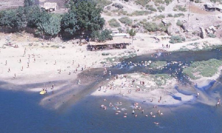 Imagen aérea de bañistas en el río Tajo a su paso por Toledo en el verano de 1967.