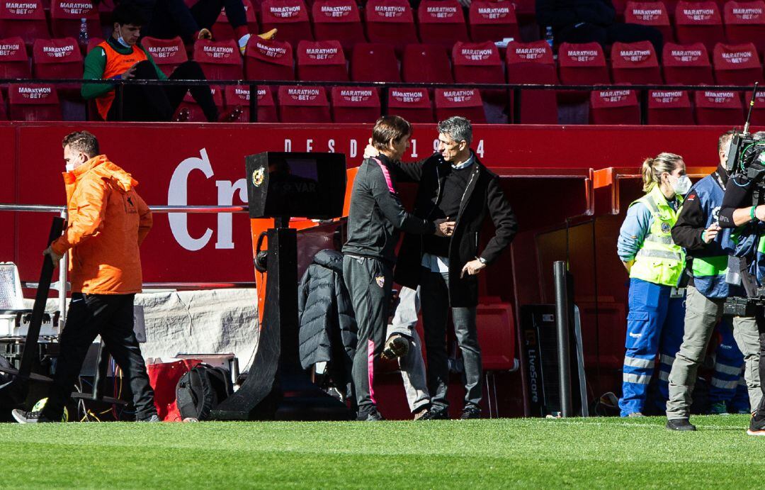 Imanol saluda a Loptegi en el último partido liguero de la Real