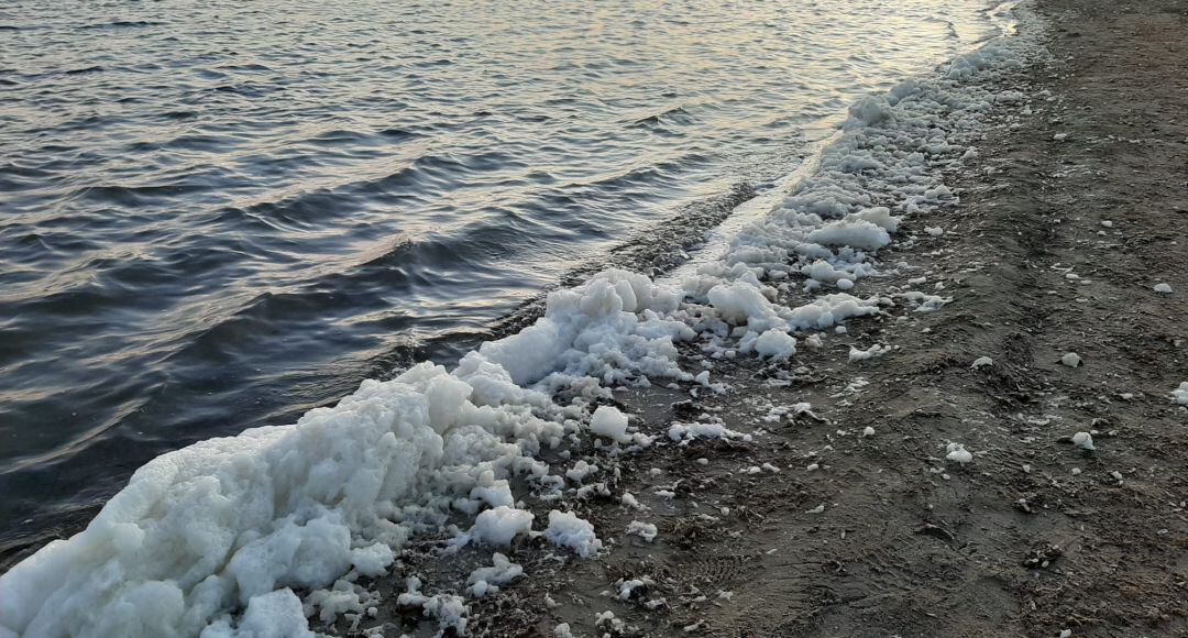 Acumulación de espuma en la playa del Cavanna