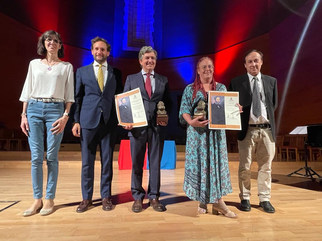 Galardonados y autoridades en los premios Joaquín Costa en Monzón