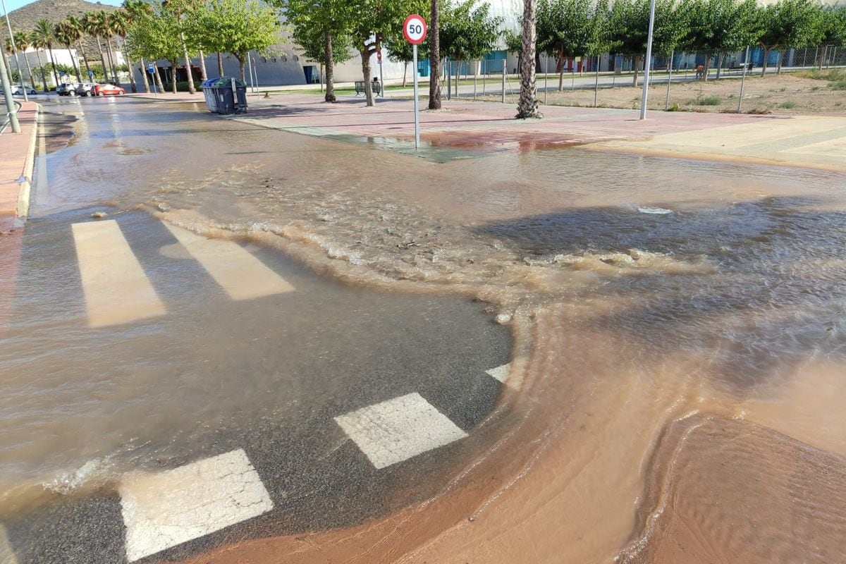 Rotura de una tubería de agua la MCT entre Sebastián Feringán y la Avenida del Cantón