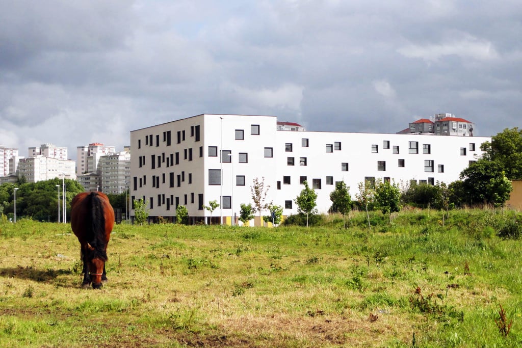 Una de las promociones de vivienda pública del barrio ferrolano de O Bertón (foto: Terceroderecha Arquitectos)