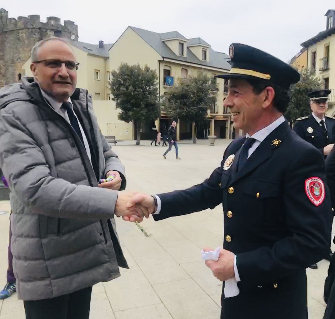 El alcalde de Ponferrada, Olegario Ramón, y el jefe del parque de Bomberos de Ponferrada, Olivier Bao