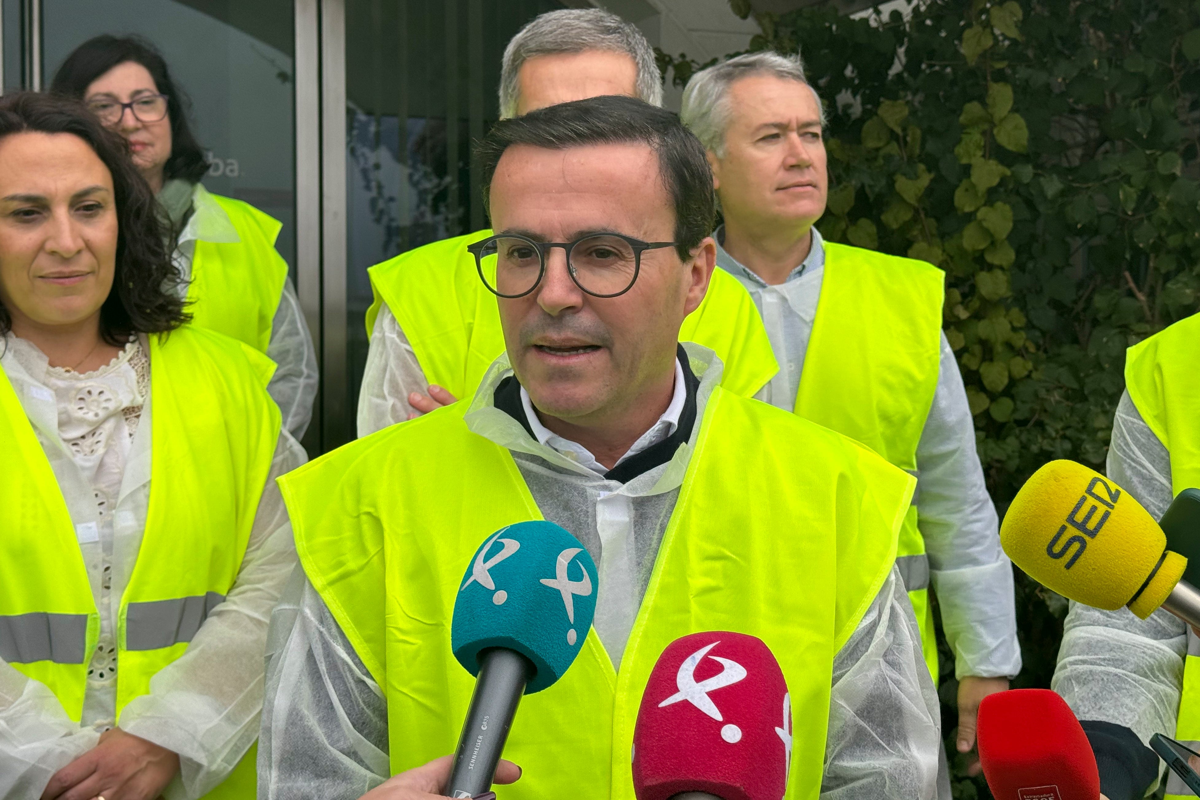 GUAREÑA, 05/12/2025.- El candidato del PSOE a la Presidencia de la Junta de Extremadura, Miguel Ángel Gallardo, realiza declaraciones a la prensa durante una visita a la empresa química Inquiba del municipio pacense de Guareña. EFE/ Samuel Sanchez