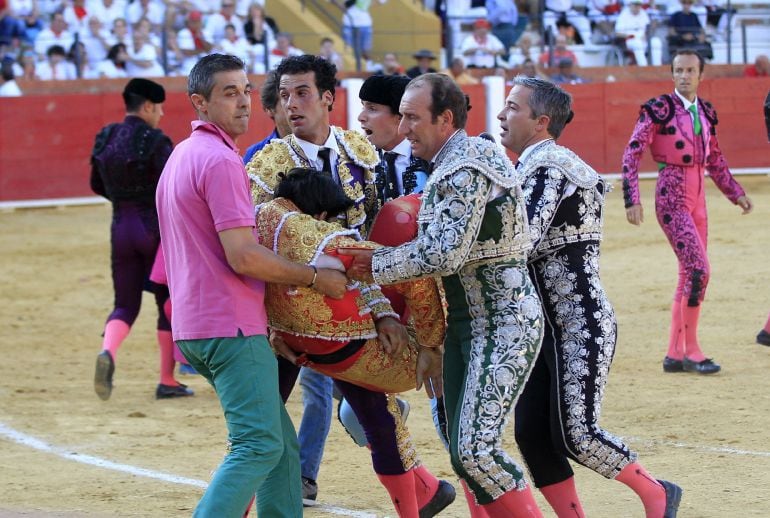 El torero segoviano de 29 años Víctor Barrio ha fallecido esta tarde en la plaza de toros de Teruel, en la Feria del Ángel, tras sufrir una grave cogida en el tercer toro de la tarde. 