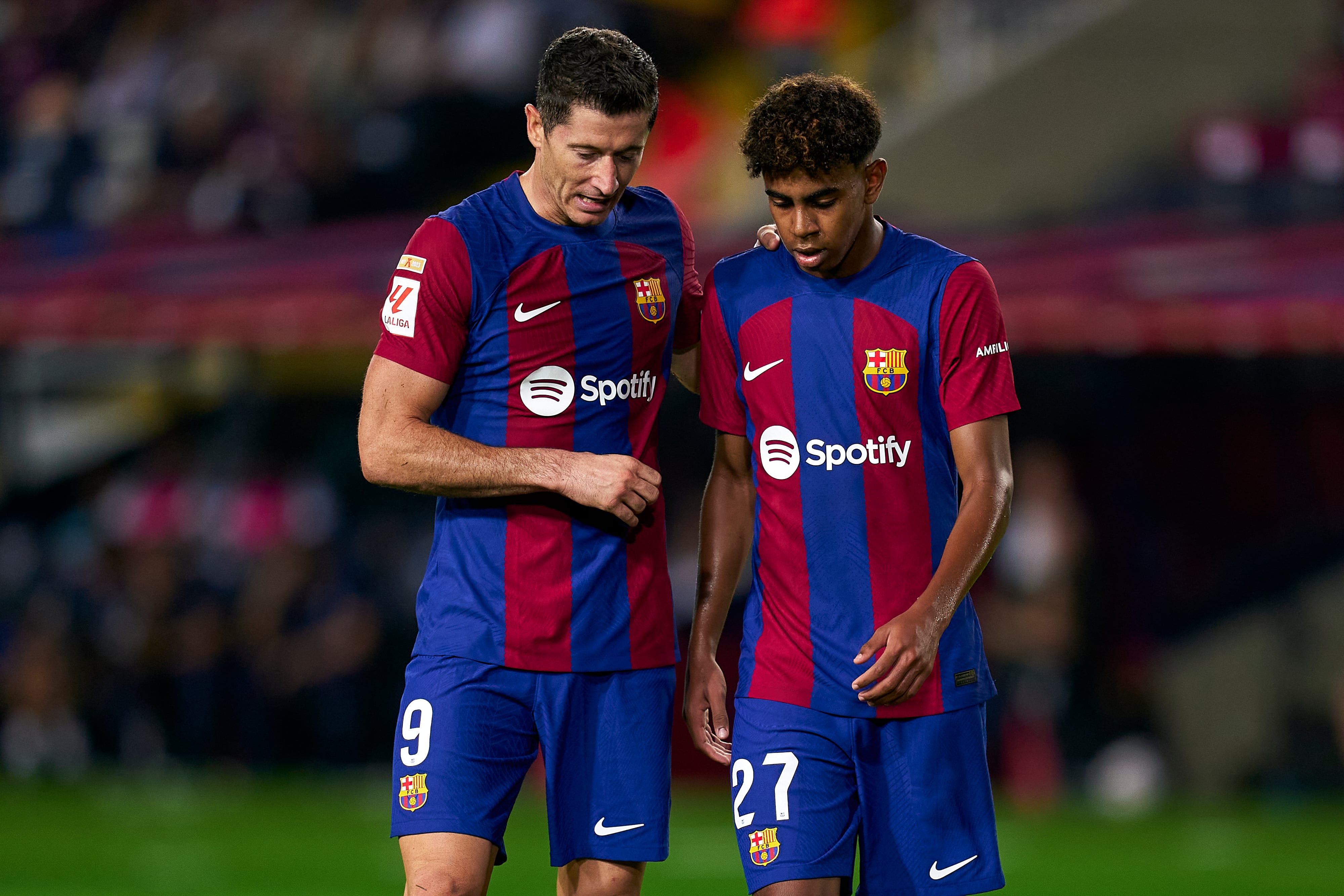 Robert Lewandowski y Lamine Yamal charlan durante el FC Barcelona - Deportivo Alavés. (Photo by Pedro Salado/Quality Sport Images/Getty Images)