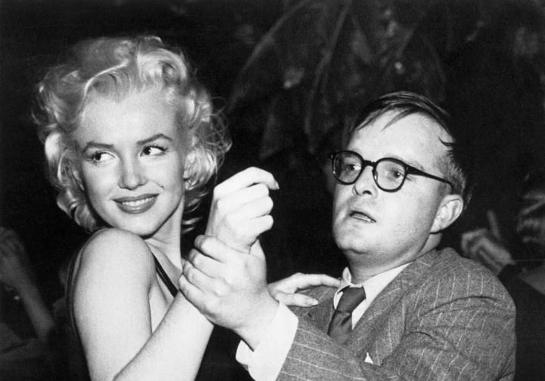 Marilyn Monroe y Truman Capote bailan en el Morocco de Nueva York en 1955.