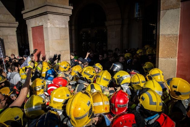 Bomberos se manifiestan a las puertas del Parlamento de Cataluña.