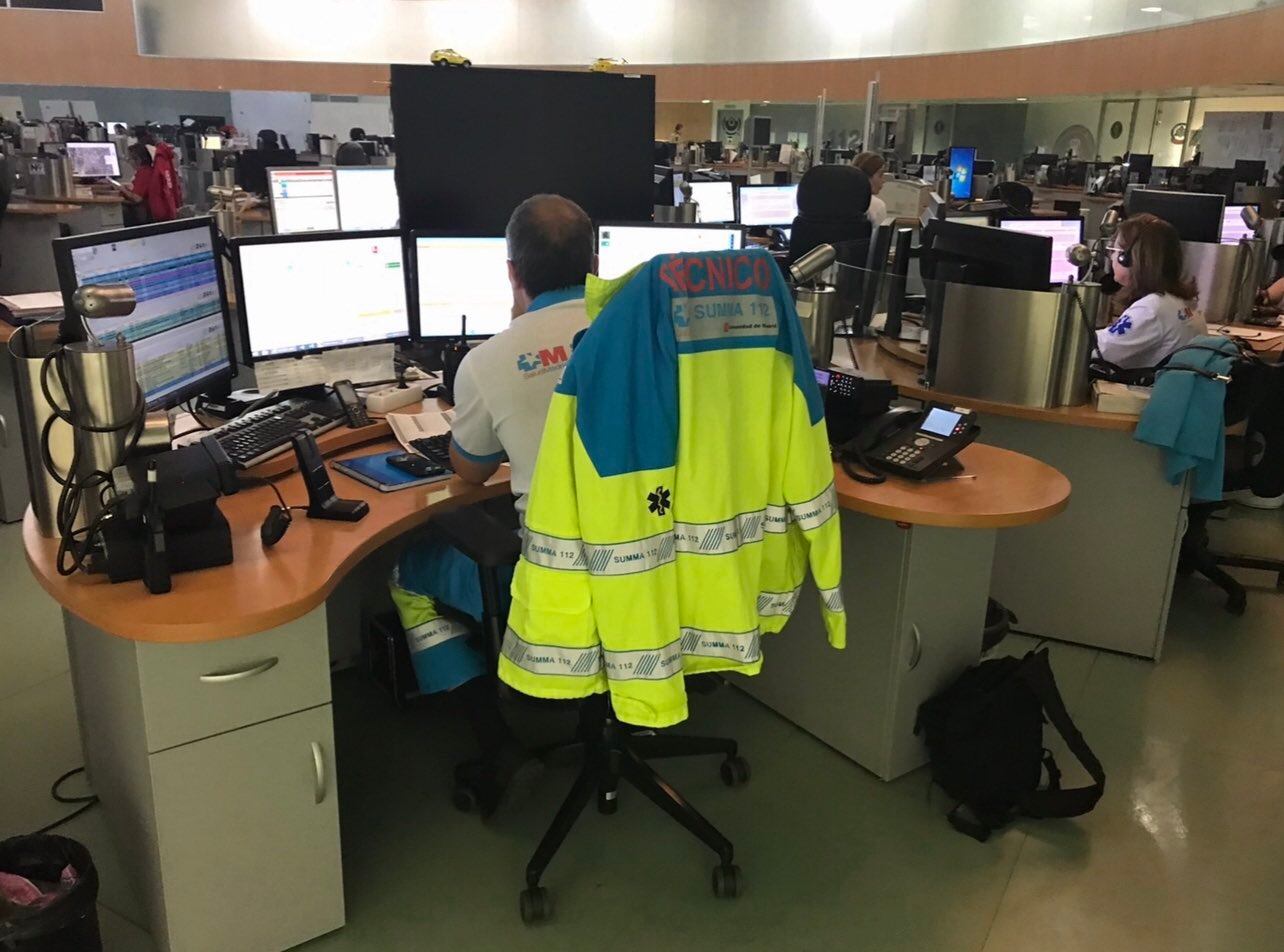 Emergencias 112 Comunidad de Madrid encontró a los dos jóvenes, subidos a la cubierta del centro, con quemaduras de diversa gravedad