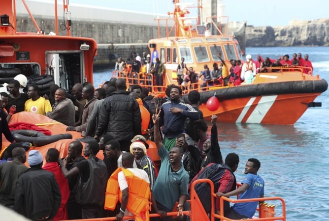 Trasladan al puerto de Tarifa a los 227 inmigrantes, en su mayoría subsaharianos, rescatados hoy por Salvamento Marítimo cuando viajaban en 23 pateras en aguas del Estrecho de Gibraltar.