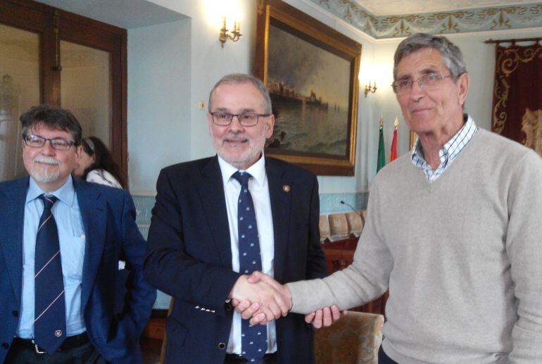 El rector de la UC, Ángel Pazos, y el alcalde, Ángel Díaz Munío, rubrican el convenio del CIEM.