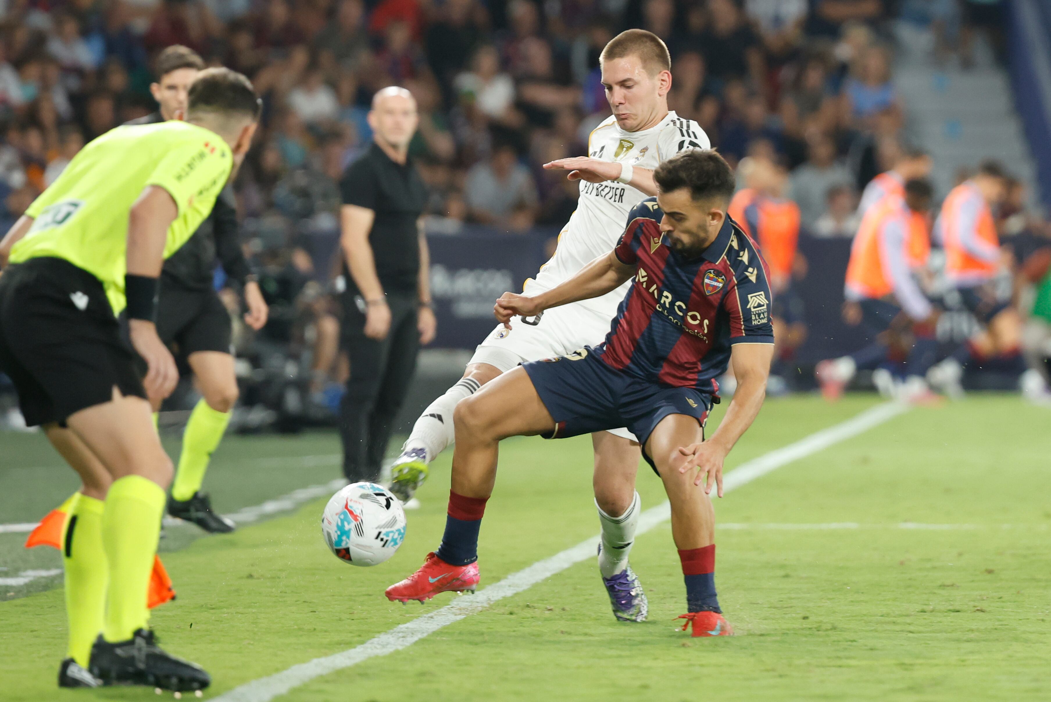 El centrocampista argentino del Real Madrid Franco Mastantuono (c) pelea un balón con Diego Pampín (d), del Levante, durante el partido de la sexta jornada de LaLiga EA Sports que Levante UD y Real Madrid disputan hoy martes en el estadio Ciutat de Valencia. EFE/Ana Escobar