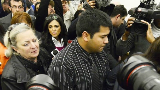 Erick Muñoz y Ernest Machado, marido y madre de Marlise Muñoz respectivamente, a la salida del Palacio de Justicia del Condado de Tarrant (Texas).