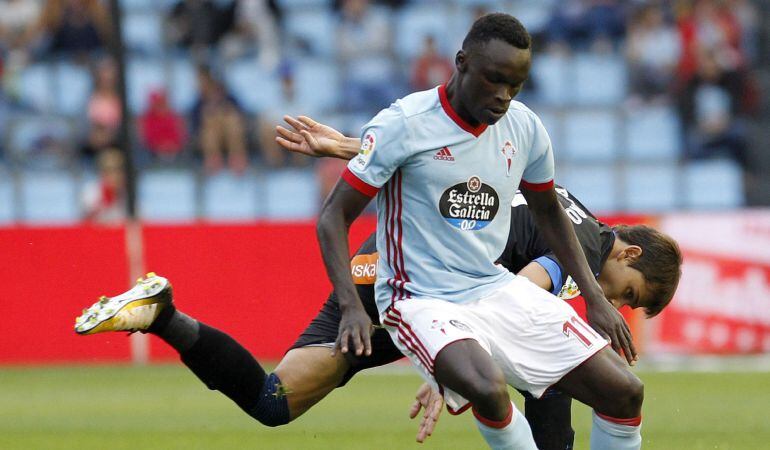Pione Sisto, con Enzo Zidane en un partido entre el Celta y el Alavés.