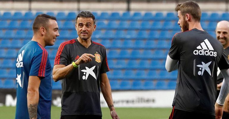 Luis Enrique conversa con Iago Aspas y David De Gea durante un entrenamiento