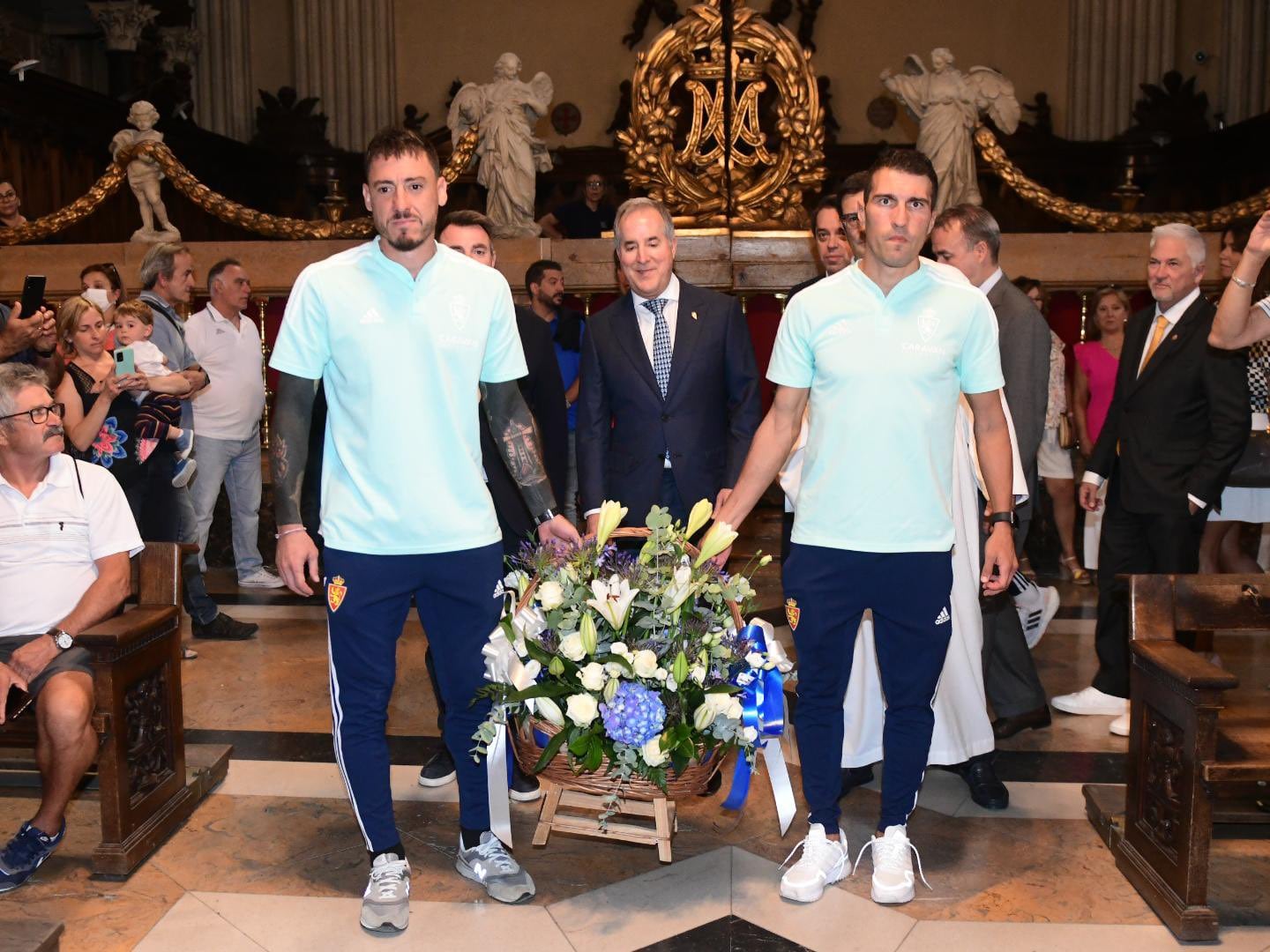 Los capitanes del equipo y el presidente del club Jorge Mas en la Basílica del Pilar