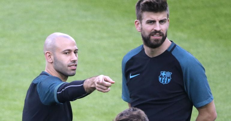 Mascherano y Piqué, en un entrenamiento con el Barcelona.