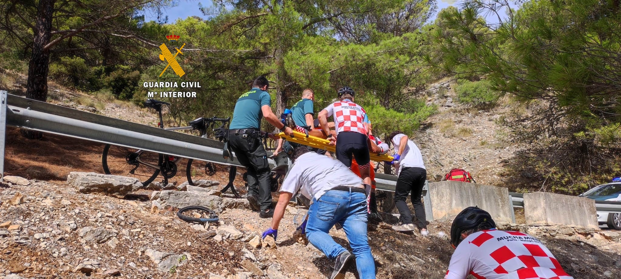 Un momento del rescate llevado a cabo por la Guardia Civil en El Burgo (Málaga)