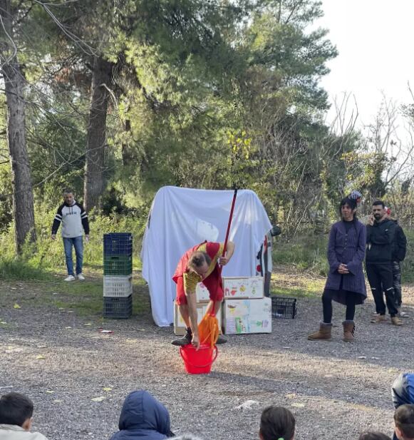 Plan Mafalda lleva esperanza a los refugiados en Grecia con arte y solidaridad