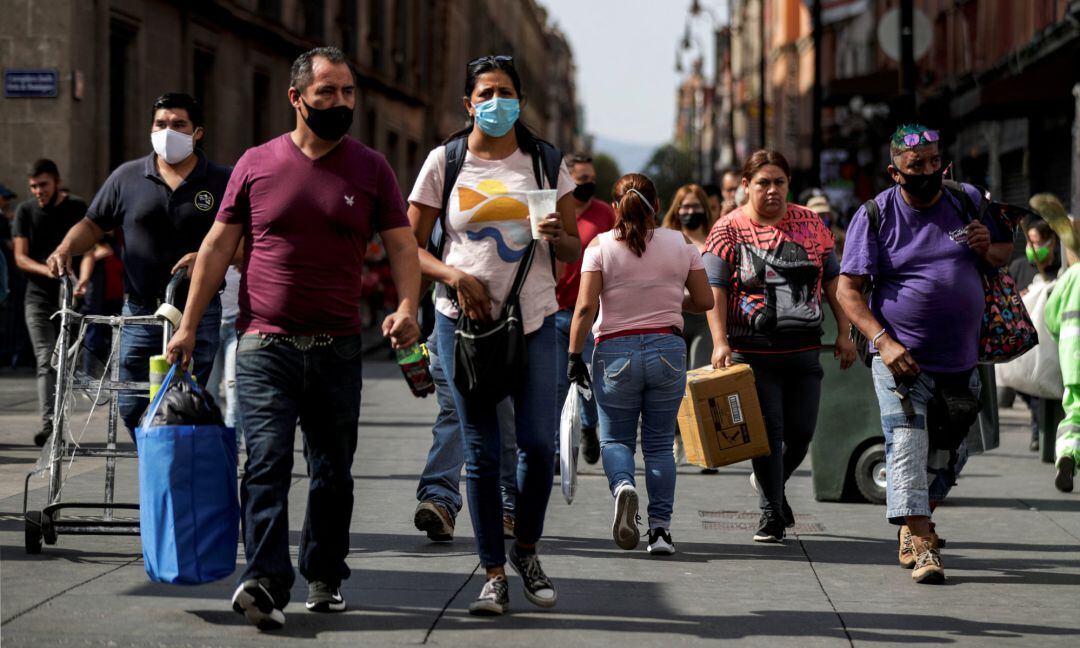 Gente paseando en las proximidades de la plaza del Zócalo en Ciudad de México.