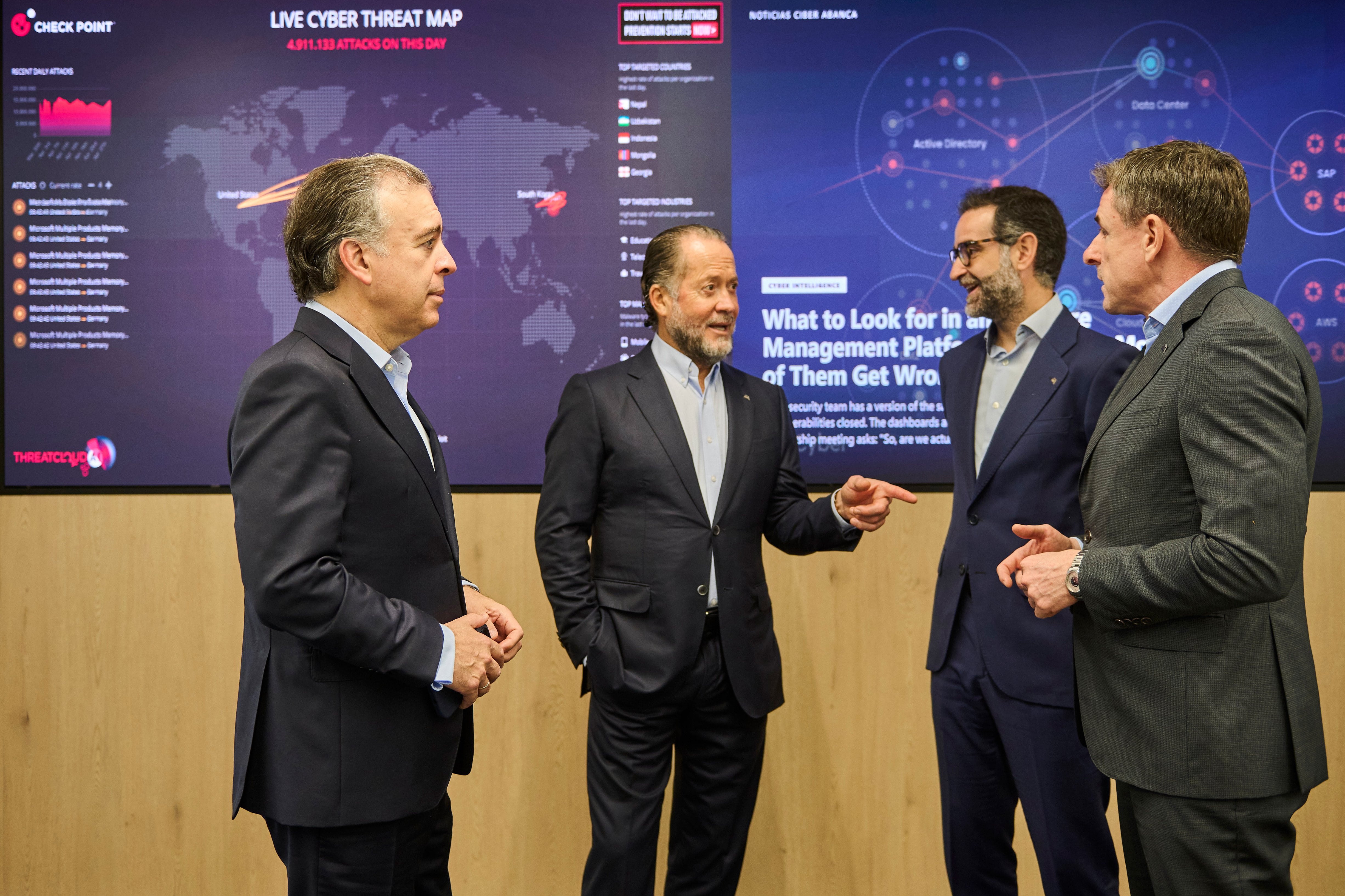 De izquierda a derecha, Francisco Botas, consejero delegado de ABANCA, Juan Carlos Escotet Rodríguez, presidente de ABANCA, Juan de Dios Lechuga, director general de IT, Información, Procesos y Operaciones de ABANCA, y Carlos Pérez, del área de Seguridad Digital de ABANCA