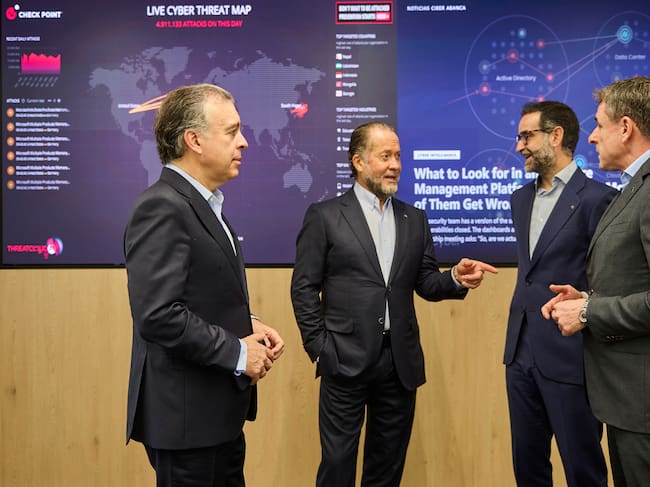 De izquierda a derecha, Francisco Botas, consejero delegado de ABANCA, Juan Carlos Escotet Rodríguez, presidente de ABANCA, Juan de Dios Lechuga, director general de IT, Información, Procesos y Operaciones de ABANCA, y Carlos Pérez, del área de Seguridad Digital de ABANCA