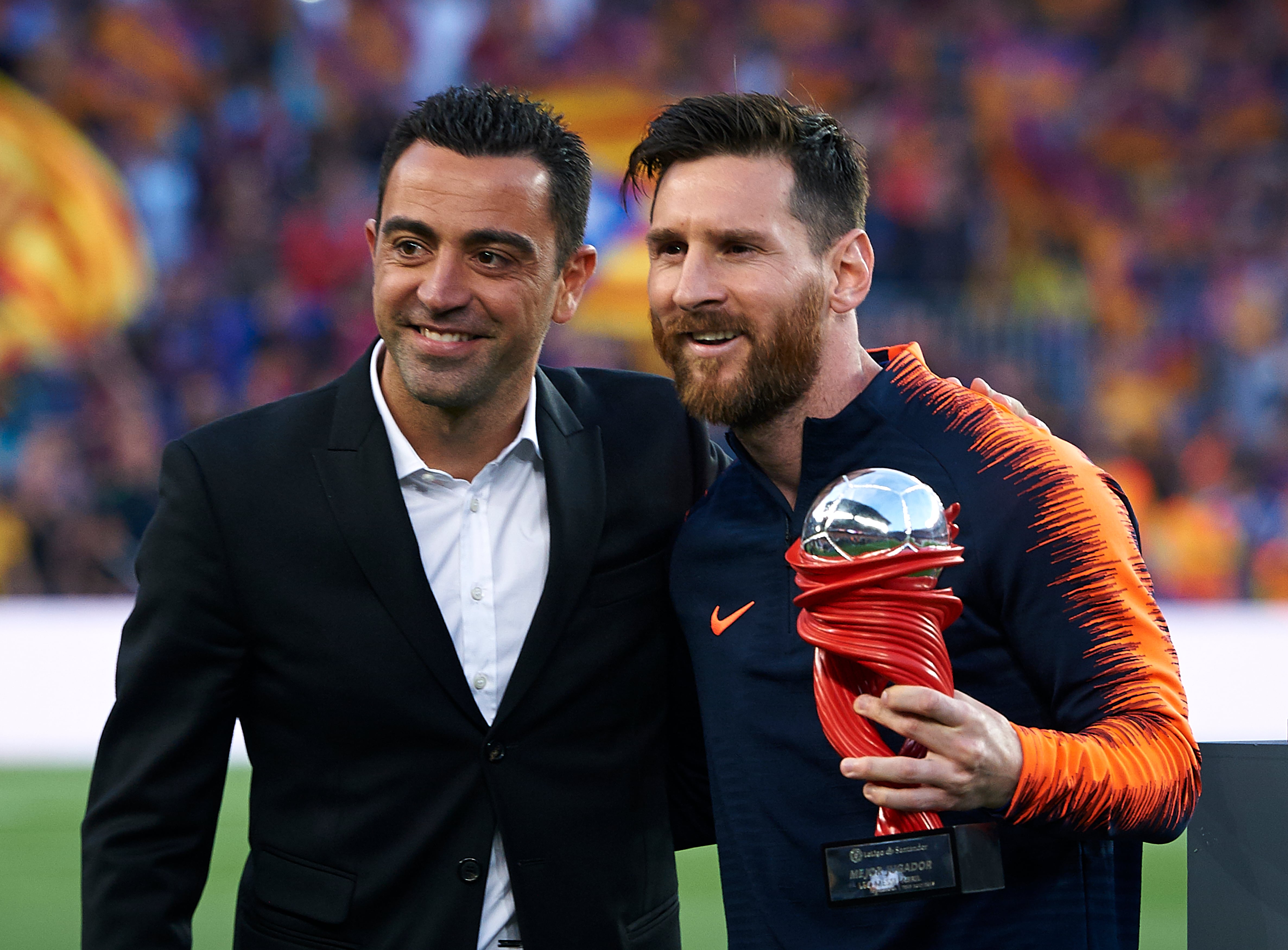 Xavi Hernández con Leo Messi