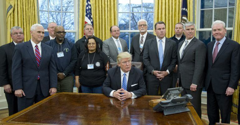 El presidente estadounidense, Donald J. Trump posa con líderes de la organización American Labor en la Casa Blanca