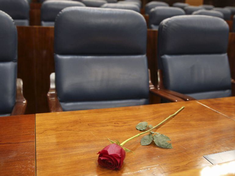 -FOTODELDIA- GRA030 MADRID, 09/06/2015.- Una rosa en el escaño que ocupaba en la Asamblea de Madrid el secretario de Movimientos Sociales del PSOE, Pedro Zerolo, fallecido hoy a los 54 años a causa del cáncer de páncreas que padecía. EFE/Paco Campos