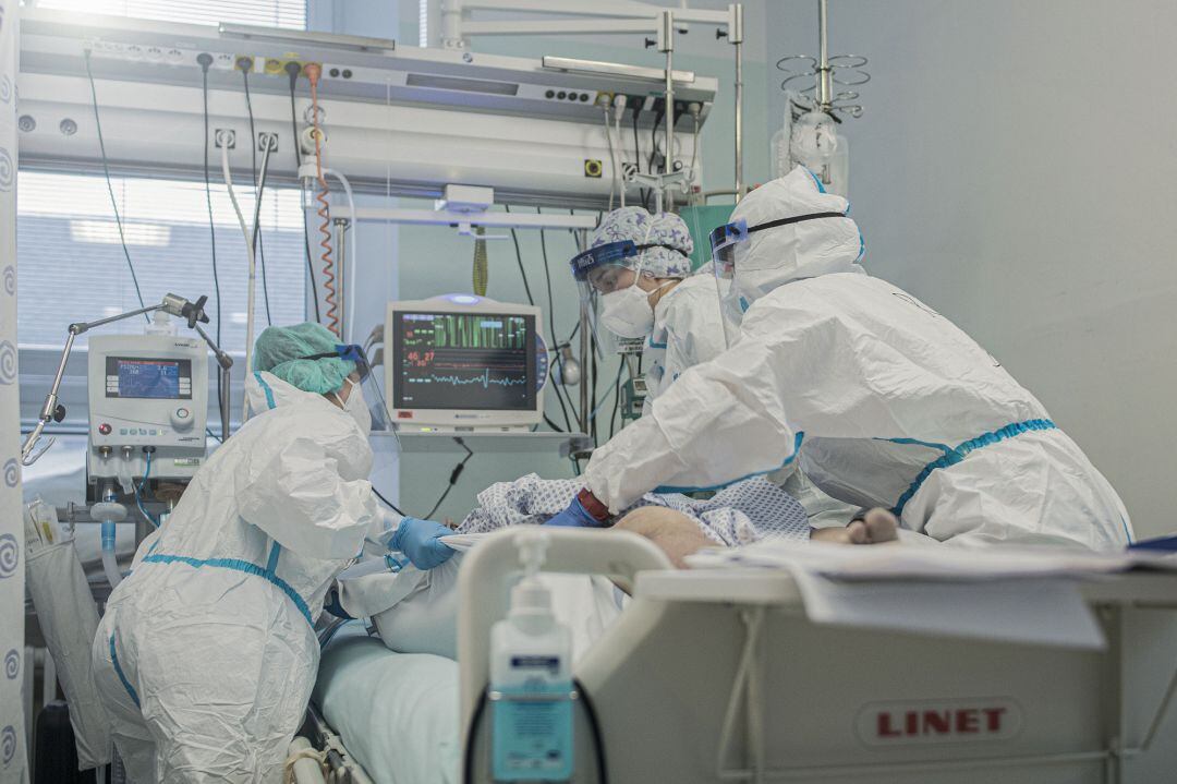 Sanitarios atienden a un enfermo en la UCI