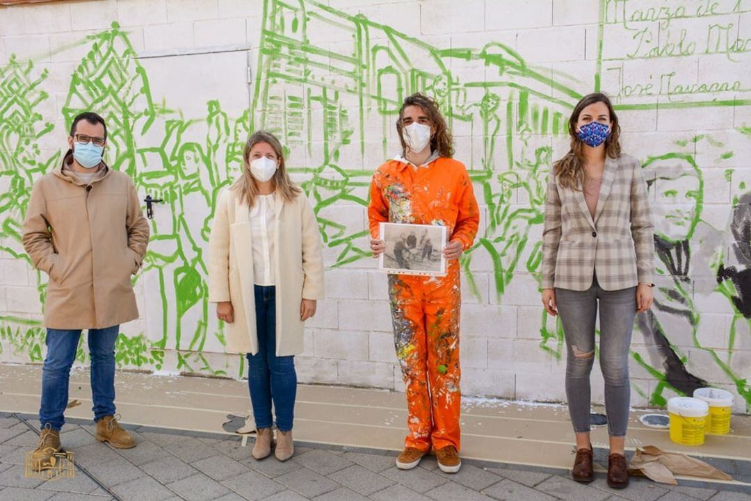 La alcaldesa, Inmaculada Jiménez, y los concejales Raúl Zatón y Nazareth Rodrigo, junto con el artista, Tomás Gutiérrez