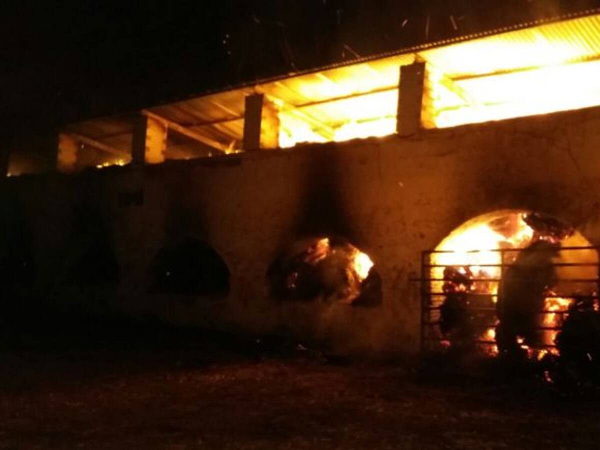 Más de 60 mil kilos de paja arden desde anoche en una nave en Almodóvar del Campo