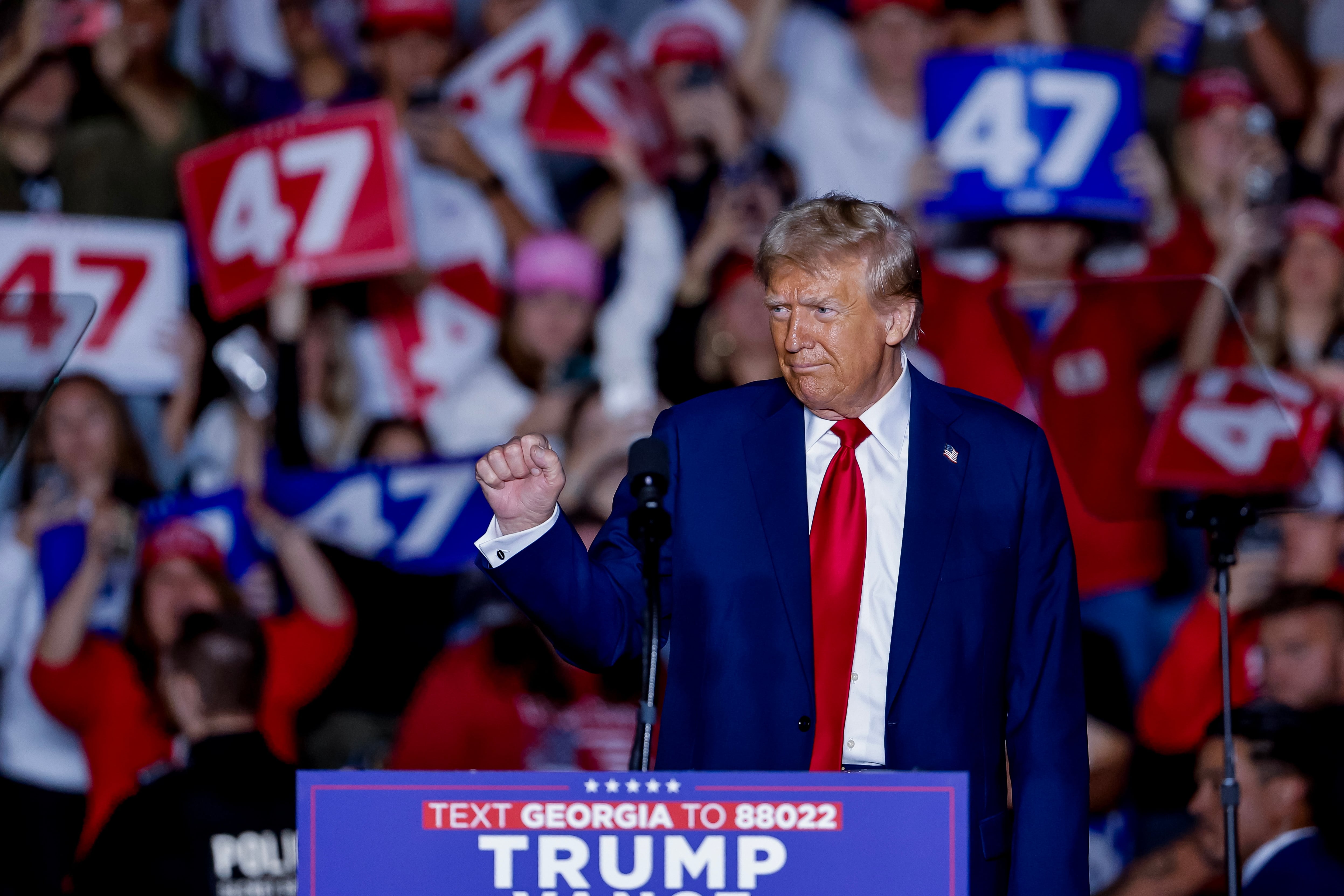 Imagen del candidato republicano, Donald Trump, en un mitin en Atlanta, Georgia