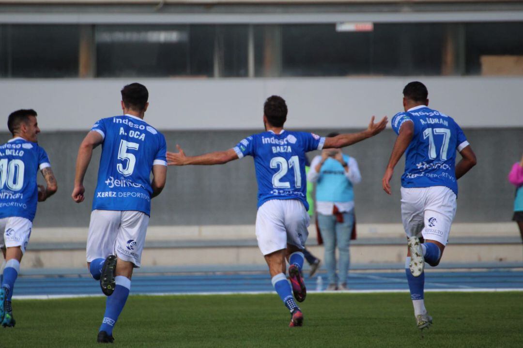 Baeza celebrando el gol ante el Don Benito en Chapín