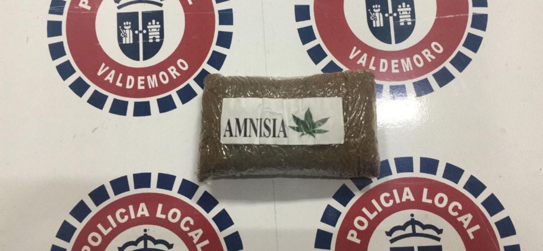 La bolsa con 100 gramos de marihuana prensada