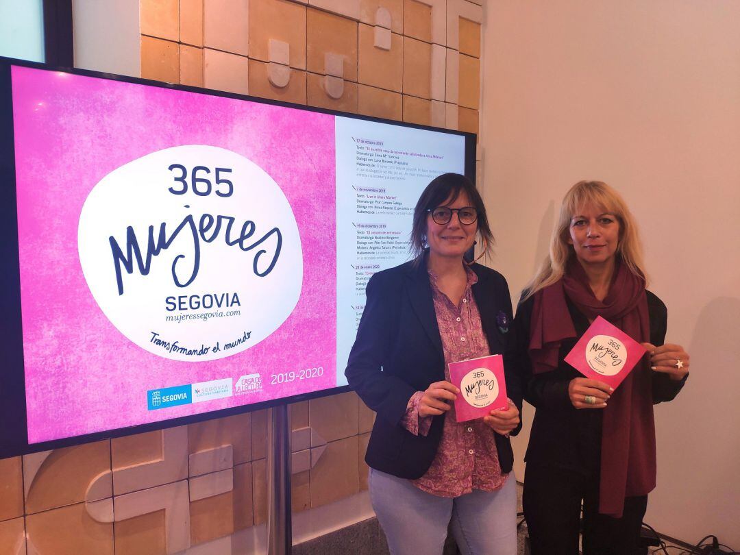 La concejala de cultura Guina Aguiar y Beatrice Bergamín durante posan con el programa de la tercera edición de 365 mujeres segovia