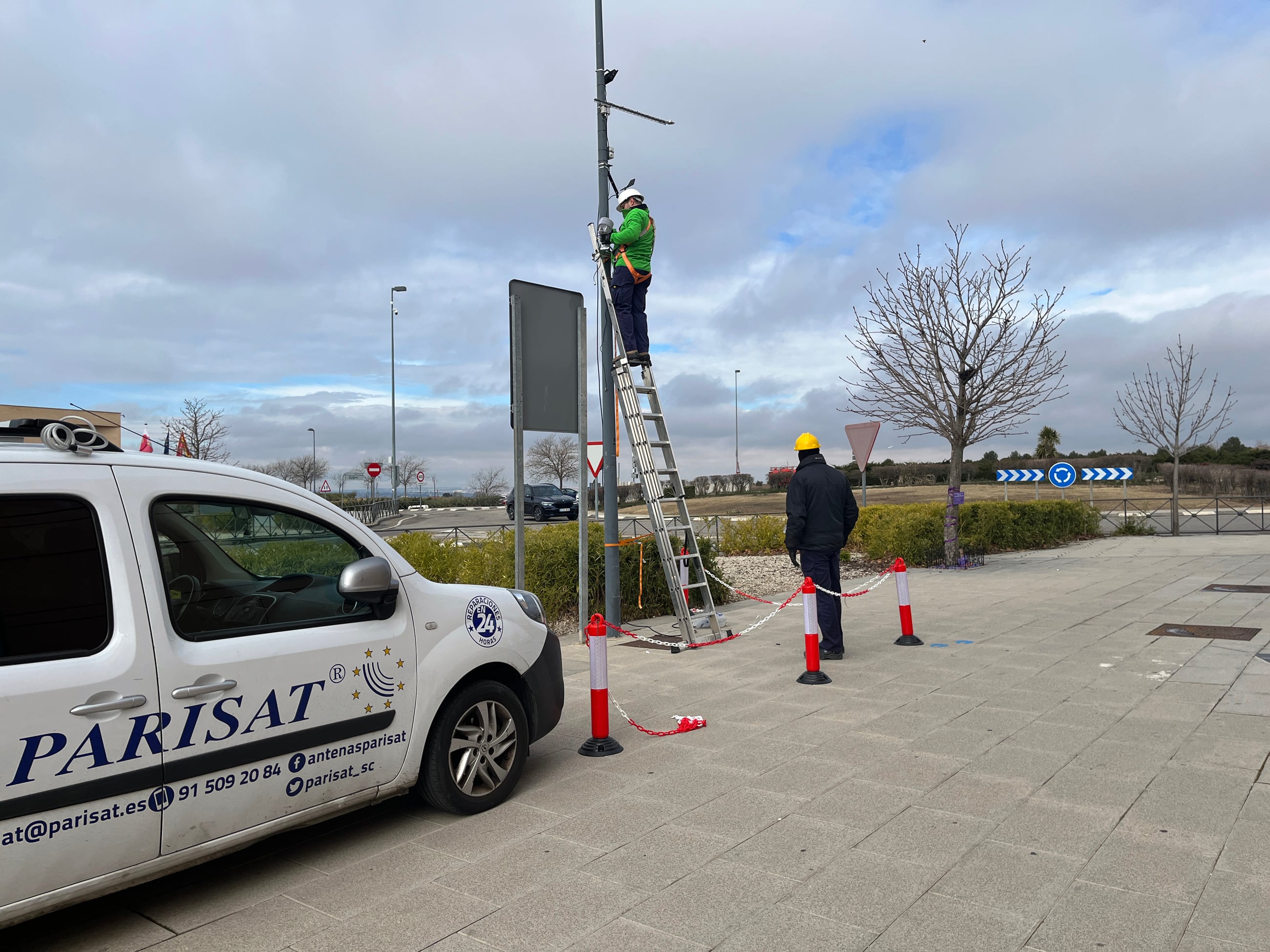 Instalación de una estación de medición de la calidad del aire en Paracuellos de Jarama